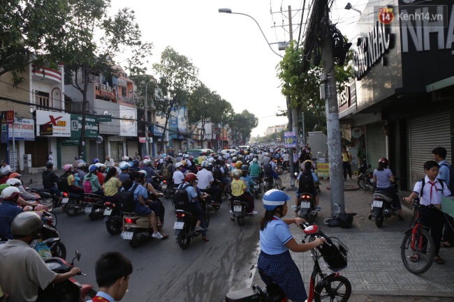 Người dân thức dậy lúc 5 giờ sáng để đi làm vì sợ ùn tắc ở ngã 6 Gò Vấp - Ảnh 4.