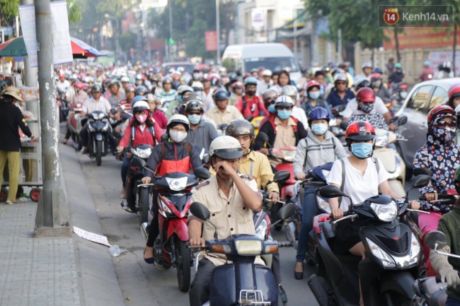 Người dân thức dậy lúc 5 giờ sáng để đi làm vì sợ ùn tắc ở ngã 6 Gò Vấp - Ảnh 1.