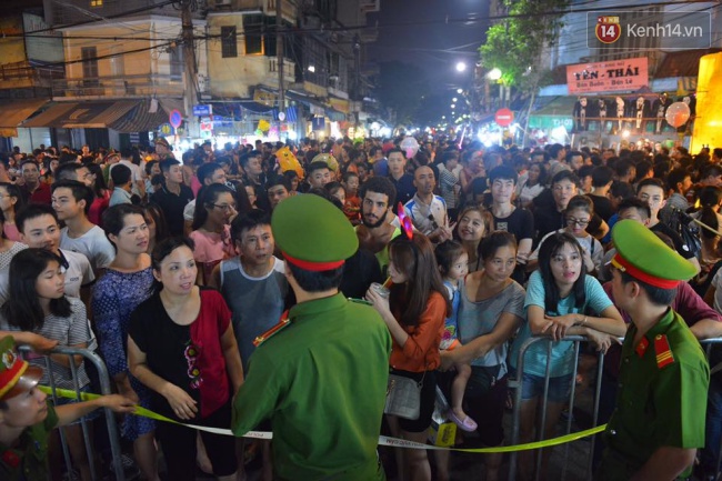 Người dân 2 miền đổ xô ra đường vui Tết Trung thu, các tuyến phố ở trung tâm đông nghịt - Ảnh 7.