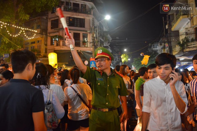 Người dân 2 miền đổ xô ra đường vui Tết Trung thu, các tuyến phố ở trung tâm đông nghịt - Ảnh 12.