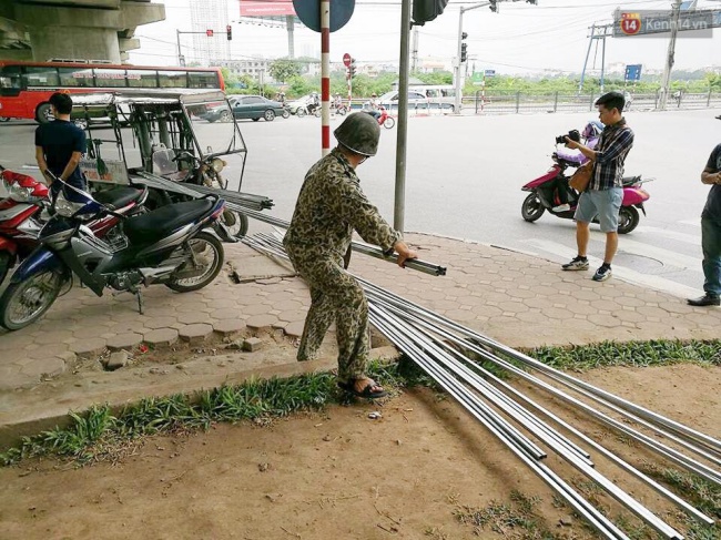 Hà Nội ra quân xử lí xe tự chế chở hàng hóa cồng kềnh gây nguy hiểm trên đường phố - Ảnh 10.