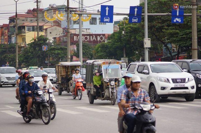 Hà Nội ra quân xử lí xe tự chế chở hàng hóa cồng kềnh gây nguy hiểm trên đường phố - Ảnh 1.