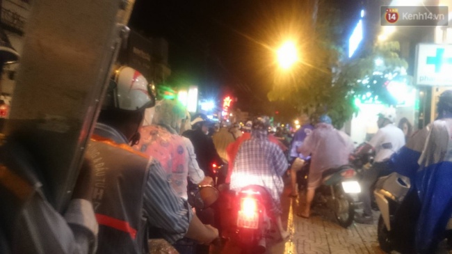 Giao thông ở Sài Gòn tê liệt đến gần 9h tối trong trận mưa lịch sử - Ảnh 3.