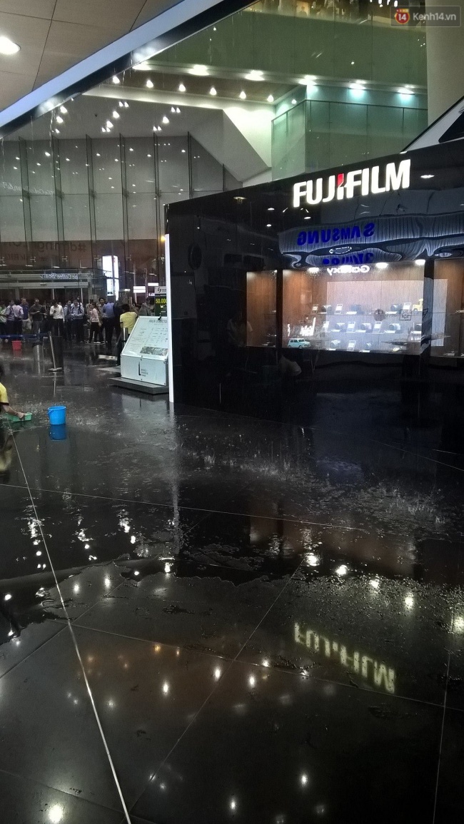 Clip: Dột mưa, ngập nước ngay bên trong tòa nhà Bitexco ở Sài Gòn - Ảnh 3.