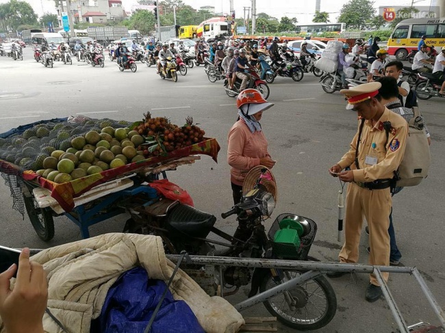 Hà Nội ra quân xử lí xe tự chế chở hàng hóa cồng kềnh gây nguy hiểm trên đường phố - Ảnh 3.