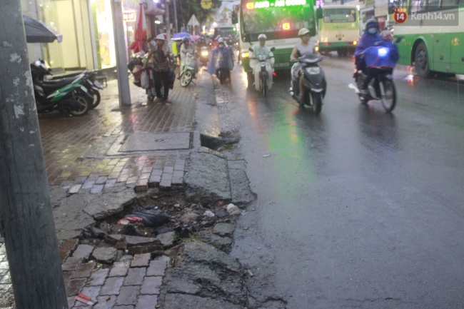 Trở lại điểm ngập nổi tiếng nhất Sài Gòn trong trận mưa lớn thứ 2 trong năm - Ảnh 1.