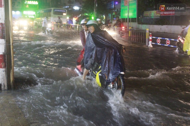 Trở lại điểm ngập nổi tiếng nhất Sài Gòn trong trận mưa lớn thứ 2 trong năm - Ảnh 6.