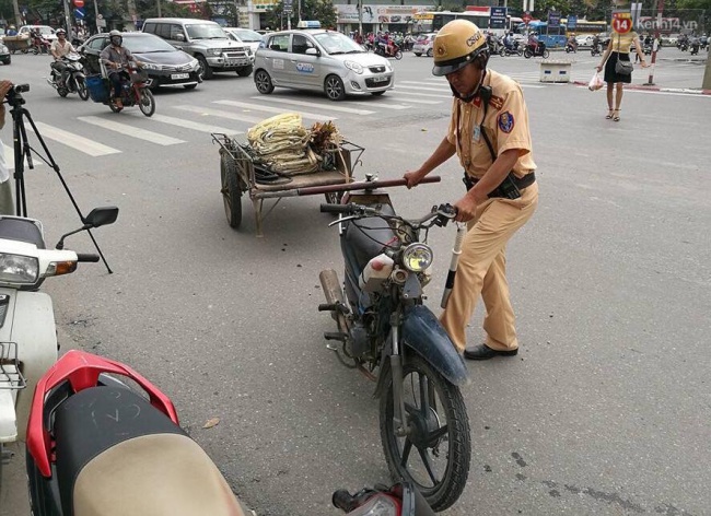 Hà Nội ra quân xử lí xe tự chế chở hàng hóa cồng kềnh gây nguy hiểm trên đường phố - Ảnh 7.