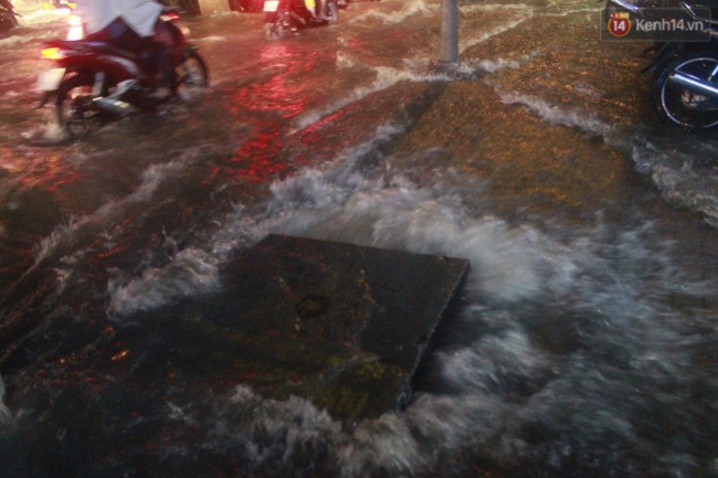 Trở lại điểm ngập nổi tiếng nhất Sài Gòn trong trận mưa lớn thứ 2 trong năm - Ảnh 3.