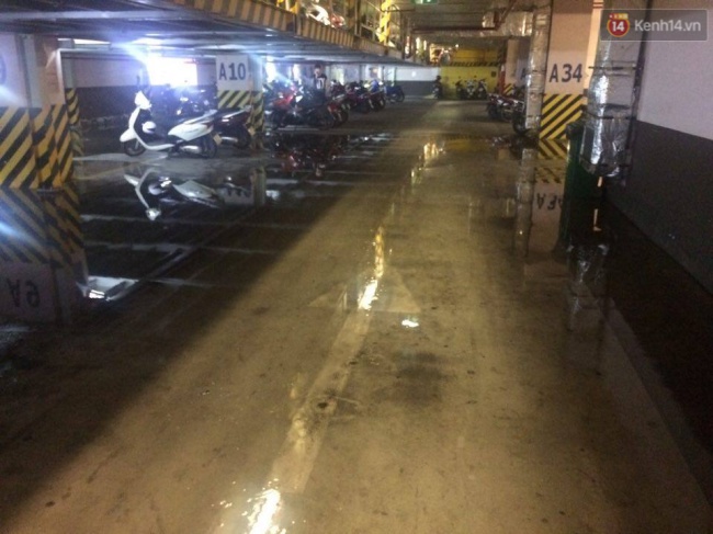 Clip: Dột mưa, ngập nước ngay bên trong tòa nhà Bitexco ở Sài Gòn - Ảnh 5.