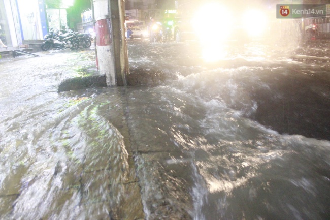 Trở lại điểm ngập nổi tiếng nhất Sài Gòn trong trận mưa lớn thứ 2 trong năm - Ảnh 4.