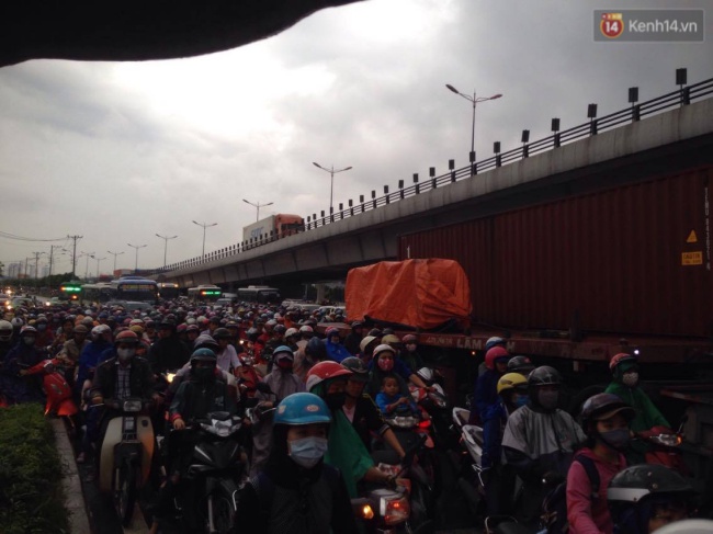 Hàng ngàn phương tiện kẹt cứng ở cửa ngõ Sài Gòn trong chiều tan tầm - Ảnh 5.