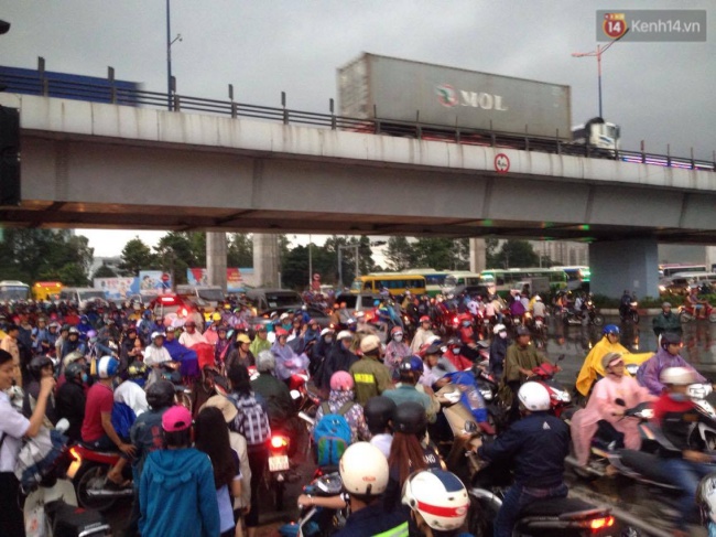 Hàng ngàn phương tiện kẹt cứng ở cửa ngõ Sài Gòn trong chiều tan tầm - Ảnh 1.