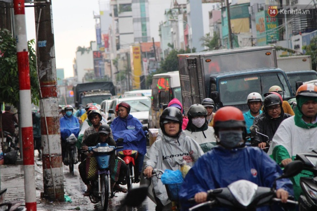 Va chạm liên hoàn, hàng trăm phương tiện kẹt cứng trong cơn mưa chiều ở Sài Gòn - Ảnh 2.