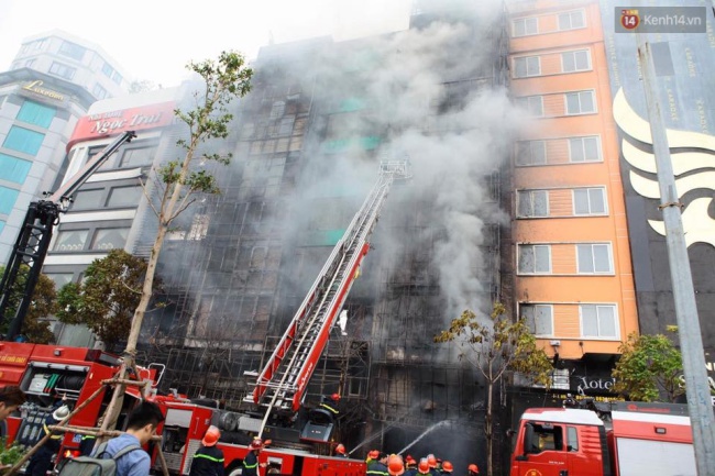 [ẢNH]: Bốn ngôi nhà, hàng chục xe máy bị thiêu rụi trong đám cháy dữ dội ở Hà Nội - Ảnh 11.