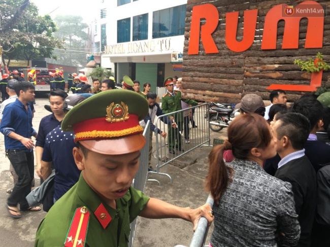 Bất chấp cảnh báo nguy hiểm, hàng nghìn người vẫn hiếu kỳ xem đám cháy ở đường Trần Thái Tông - Ảnh 7.