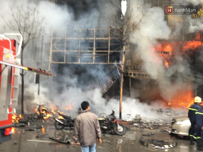 [ẢNH]: Bốn ngôi nhà, hàng chục xe máy bị thiêu rụi trong đám cháy dữ dội ở Hà Nội - Ảnh 9.