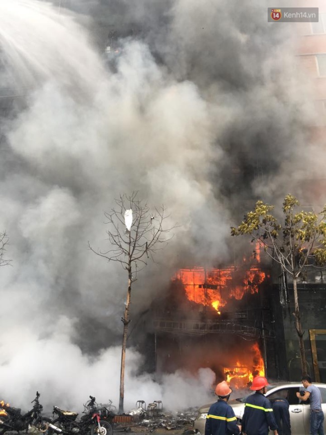 [ẢNH]: Bốn ngôi nhà, hàng chục xe máy bị thiêu rụi trong đám cháy dữ dội ở Hà Nội - Ảnh 4.