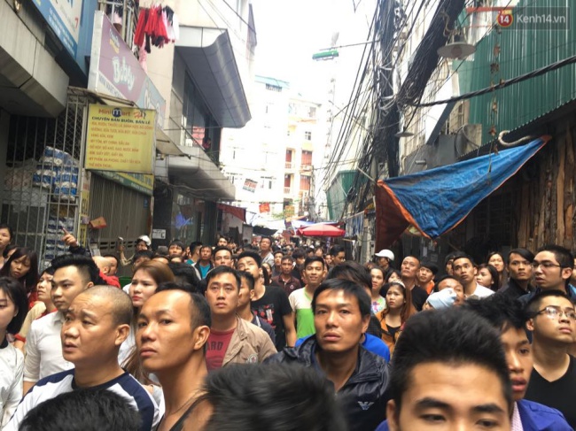 Bất chấp cảnh báo nguy hiểm, hàng nghìn người vẫn hiếu kỳ xem đám cháy ở đường Trần Thái Tông - Ảnh 2.