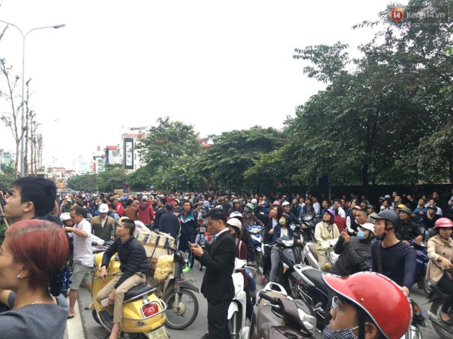 Bất chấp cảnh báo nguy hiểm, hàng nghìn người vẫn hiếu kỳ xem đám cháy ở đường Trần Thái Tông - Ảnh 3.
