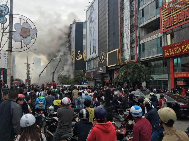 Bất chấp cảnh báo nguy hiểm, hàng nghìn người vẫn hiếu kỳ xem đám cháy ở đường Trần Thái Tông - Ảnh 4.