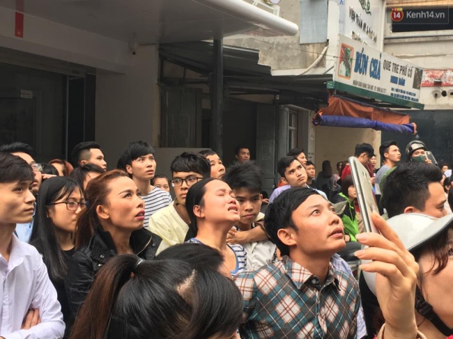 Bất chấp cảnh báo nguy hiểm, hàng nghìn người vẫn hiếu kỳ xem đám cháy ở đường Trần Thái Tông - Ảnh 6.