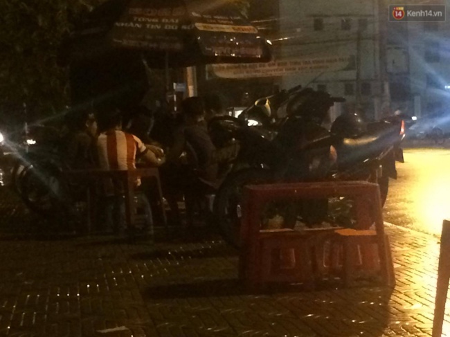 Cả khu phố ở Tr&agrave; Vinh x&ocirc;n xao, n&aacute;o nhiệt trước th&ocirc;ng tin c&oacute; người tr&uacute;ng v&eacute; số gần 65 tỷ - Ảnh 3.