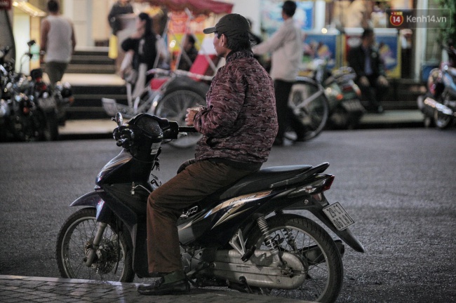 Ch&ugrave;m ảnh: Người H&agrave; Nội kho&aacute;c &aacute;o ấm, co ro trong gi&aacute; r&eacute;t đầu đ&ocirc;ng - Ảnh 9.