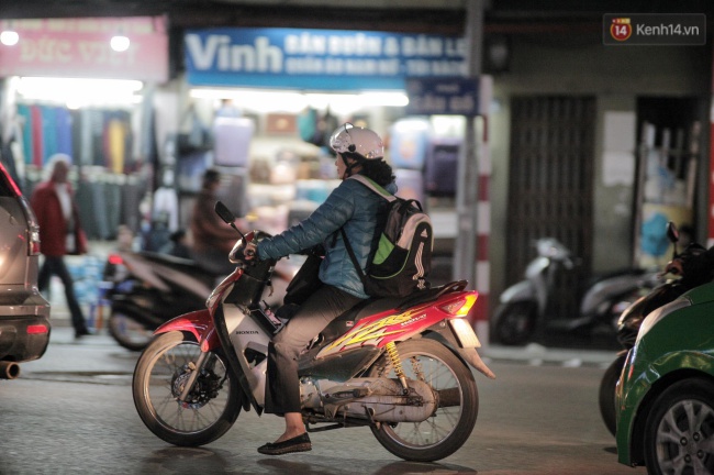 Ch&ugrave;m ảnh: Người H&agrave; Nội kho&aacute;c &aacute;o ấm, co ro trong gi&aacute; r&eacute;t đầu đ&ocirc;ng - Ảnh 11.