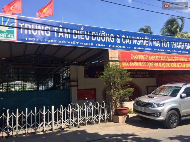 Học viên cai nghiện ma túy ở Sài Gòn gây rối, cứa cổ bảo vệ để bỏ trốn - Ảnh 1.