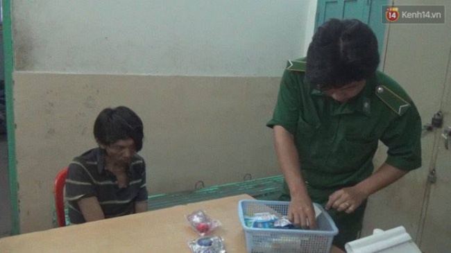 Người đ&agrave;n &ocirc;ng giả t&agrave;n tật xin tiền du kh&aacute;ch ở trung t&acirc;m S&agrave;i G&ograve;n để mua ma t&uacute;y - Ảnh 1.