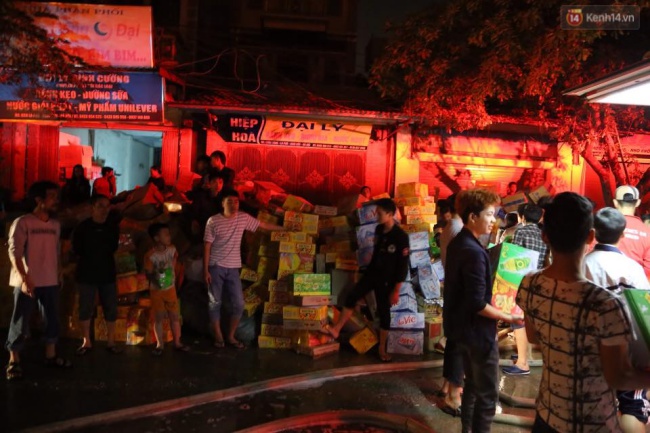 H&agrave; Nội: Ch&aacute;y lớn ở khu c&ocirc;ng nghiệp La Ph&ugrave; trong đ&ecirc;m - Ảnh 13.