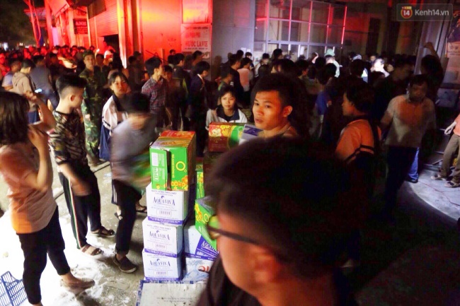 H&agrave; Nội: Ch&aacute;y lớn ở khu c&ocirc;ng nghiệp La Ph&ugrave; trong đ&ecirc;m - Ảnh 12.