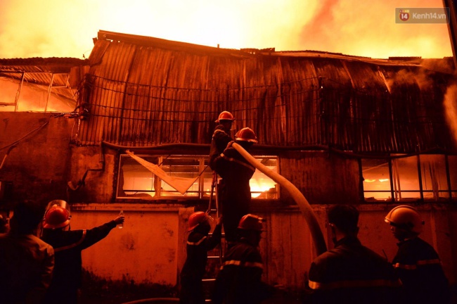 Hà Nội: Cháy lớn ở khu công nghiệp La Phù trong đêm - Ảnh 3.