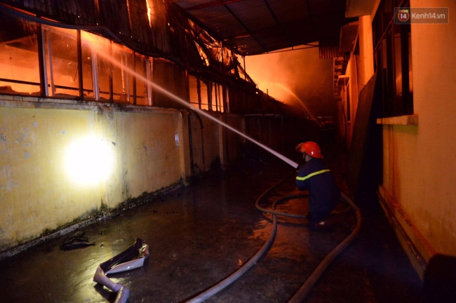 Hà Nội: Cháy lớn ở khu công nghiệp La Phù trong đêm - Ảnh 10.