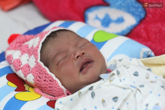 Bé gái sơ sinh không mảnh vải che thân bị bỏ trong thùng rác ở Đà Nẵng - Ảnh 2.