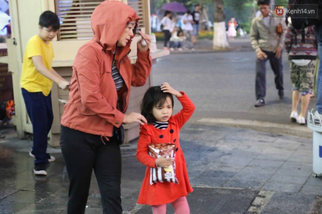 Ch&ugrave;m ảnh: Người H&agrave; Nội hối hả chạy mưa chiều tối Gi&aacute;ng sinh - Ảnh 4.