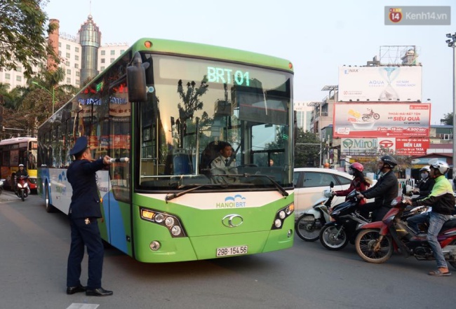 Xe buýt nhanh BRT chật vật giờ tan tầm - Ảnh 4.