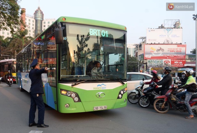 Xe bu&yacute;t nhanh BRT chật vật giờ tan tầm - Ảnh 4.