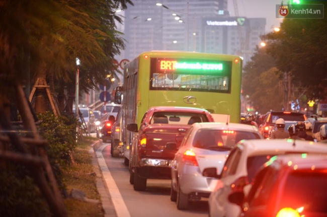 Xe bu&yacute;t nhanh BRT chật vật giờ tan tầm - Ảnh 9.