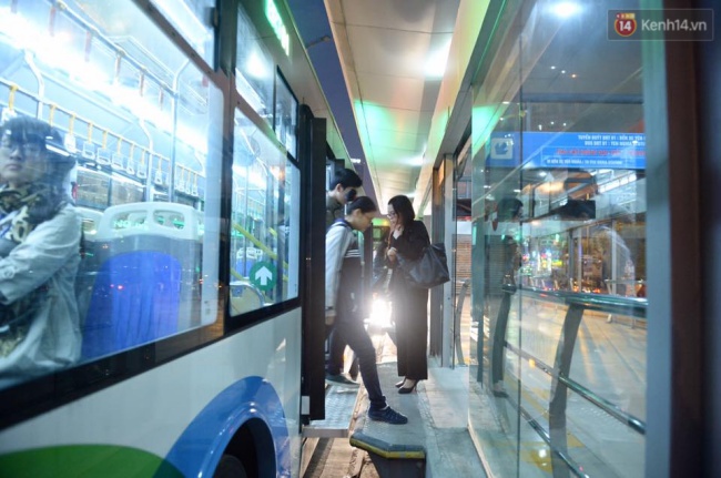 Xe bu&yacute;t nhanh BRT chật vật giờ tan tầm - Ảnh 12.