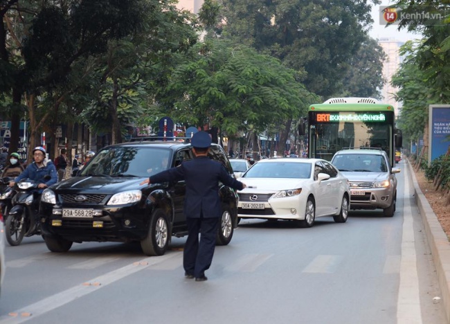 Xe bu&yacute;t nhanh BRT chật vật giờ tan tầm - Ảnh 7.