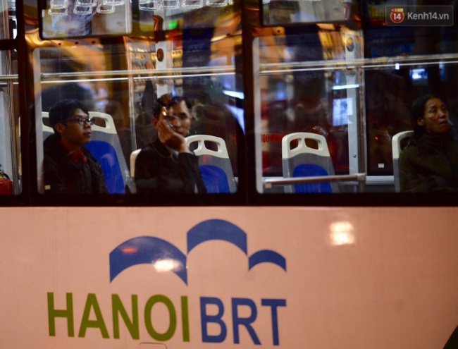 Xe bu&yacute;t nhanh BRT chật vật giờ tan tầm - Ảnh 14.