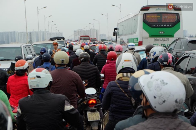 Hà Nội: Va chạm giao thông trên cầu Vĩnh Tuy, giao thông ách tắc nhiều giờ - Ảnh 5.