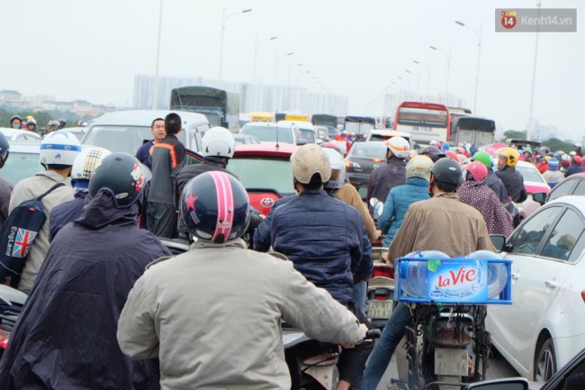 Hà Nội: Va chạm giao thông trên cầu Vĩnh Tuy, giao thông ách tắc nhiều giờ - Ảnh 9.