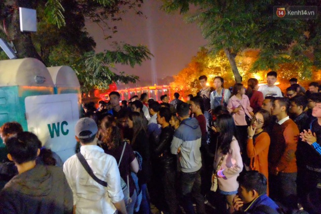 Trước thời khắc giao thừa, hàng trăm người xếp hàng chờ vào nhà vệ sinh công cộng ở Hà Nội - Ảnh 1.