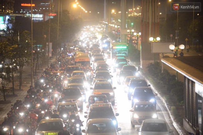 Xe bu&yacute;t nhanh BRT chật vật giờ tan tầm - Ảnh 16.