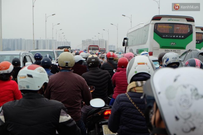 Hà Nội: Va chạm giao thông trên cầu Vĩnh Tuy, giao thông ách tắc nhiều giờ - Ảnh 7.
