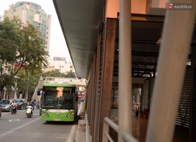 Xe buýt nhanh BRT chật vật giờ tan tầm - Ảnh 5.