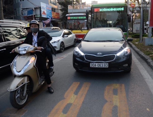 Xe bu&yacute;t nhanh BRT chật vật giờ tan tầm - Ảnh 8.